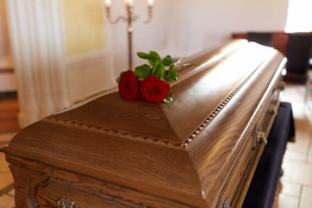 red-rose-flowers-on-wooden-coffin-in-church-2024-09-27-19-45-29-utc.jpg